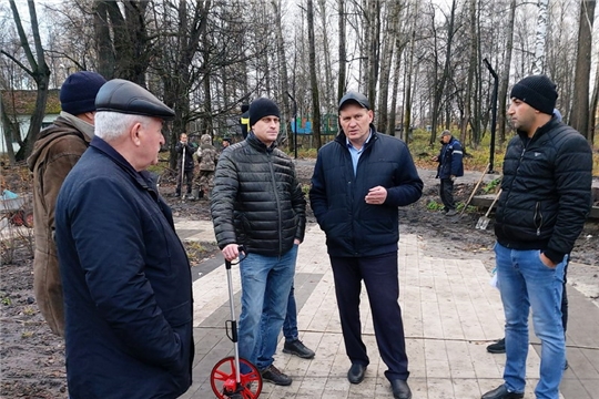 Глава администрации города Шумерля Валерий Шигашев провел рабочее совещание по благоустройству парка