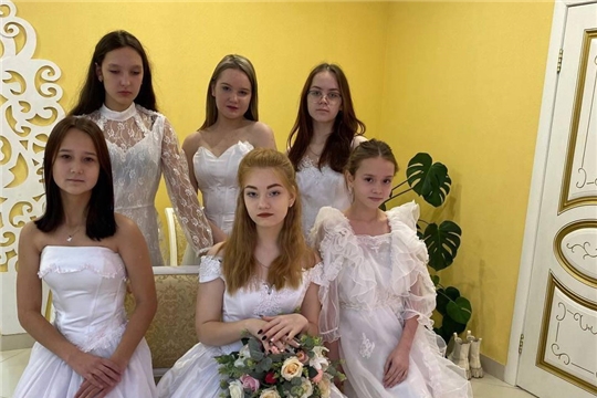 В отделе ЗАГС администрации города Шумерля состоялась выставка свадебных платьев