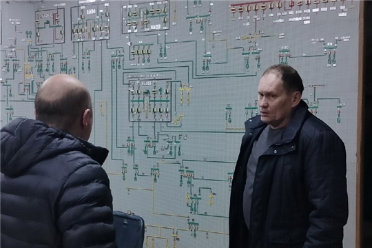 Глава администрации города Шумерля Валерий Шигашев лично контролирует работы по восстановлению подачи электроэнергии потребителям