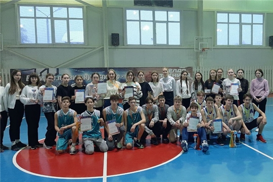 В Шумерле школьные баскетбольные команды награждены кубками КЭС-Баскет