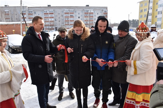 В Шумерле детям-сиротам вручили ключи от новых квартир