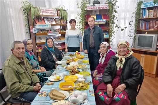 Осенние посиделки «Душою молоды всегда» в Хом-Яндобинской сельской библиотеке