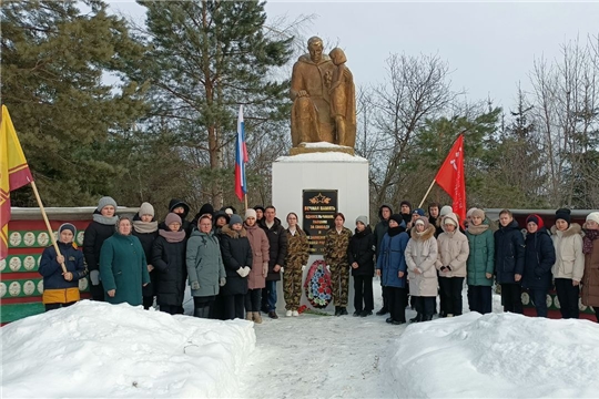 В честь 80 летия со дня окончания Сталинградской битвы к памятнику "Солдат с девочкой" возложили цветы