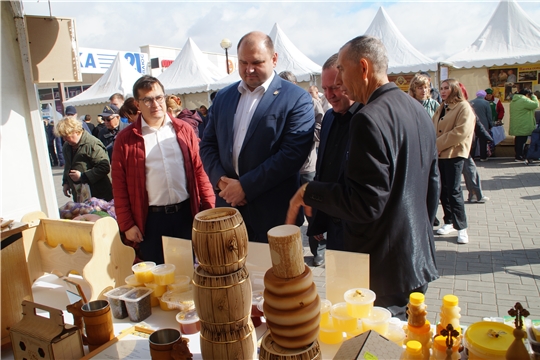 Сельскохозяйственная ярмарка "Дары осени" предлагает покупателям продукты питания по доступным ценам
