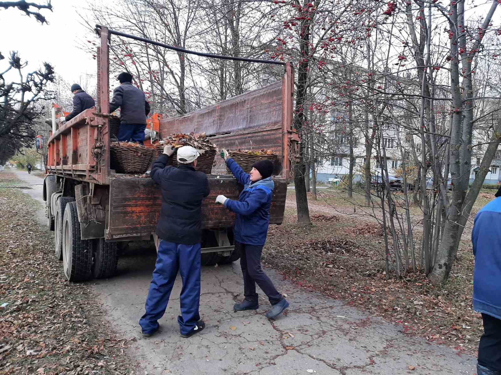 В Калининском районе г. Чебоксары продолжаются экологические субботники |  Управа по Калининскому району администрации города Чебоксары