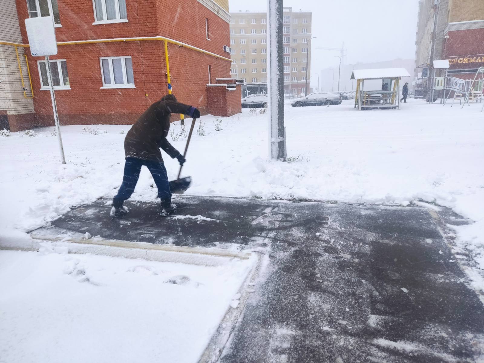 Управляющие компании Калининского района г. Чебоксары ликвидируют  последствия снегопада | Управа по Калининскому району администрации города  Чебоксары