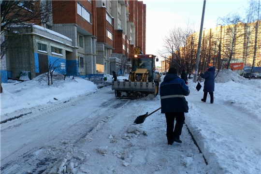 Уборка снега, посыпка скользких участков дорог в Калининском районе г. Чебоксары ведутся в штатном режиме