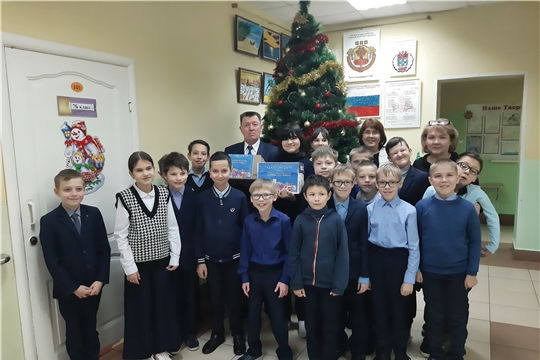 Акция "Шоколадный подарок в мешок Деда Мороза": чебоксарские ребятишки получают сладкие подарки и заряжаются новогодним настроением