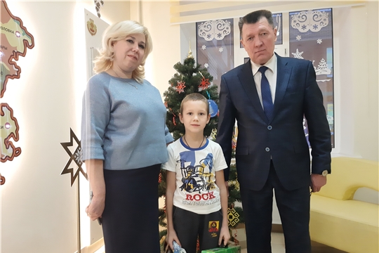 "Ёлка желаний": глава администрации Калининского района исполнил мечту маленького Васи