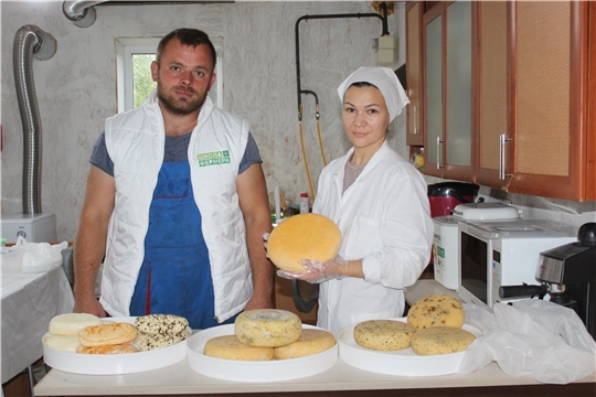Выпускница «Школы фермера» Оксана Максимова успешно реализует полученные знания в сыроварении 
