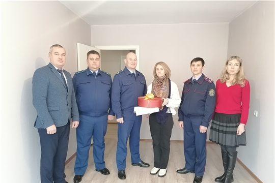 В Канашском районе ребенку-сироте вручили ключи от благоустроенной квартиры