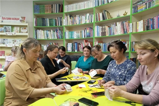 Жители Комсомольского района присоединились  к акции «Подари платок солдату» .