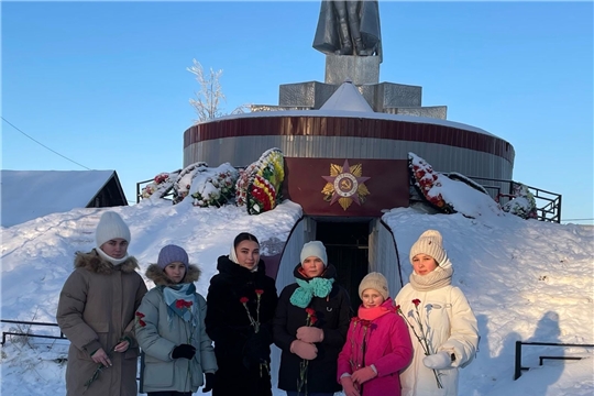 Возложили цветы к Монументу Славы и почтили память погибших воинов