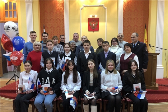 В Козловке торжественно вручили паспорта юным гражданам России