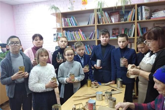 Активные читатели библиотеки и учащиеся МБОУ «Исаковская ООШ» приняли активное участие в изготовлении окопных свечей для солдат