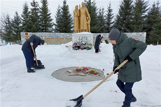 «Снежный десант», который организовали учащиеся 9-Б класса МБОУ "Красноармейская СОШ" почистил снег у монумента Славы