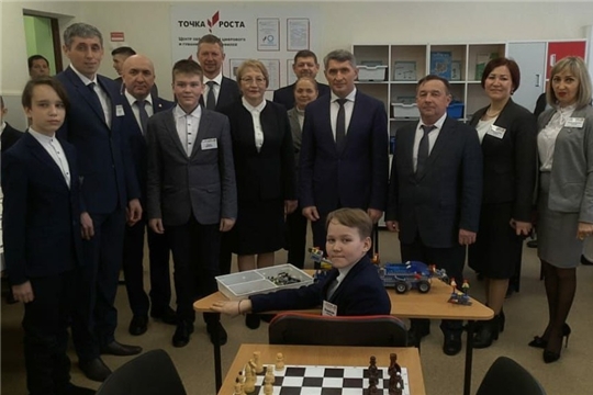 Олег Николаев Трак вӑтам шкулӗнче ачасене вӗри апатпа тивӗҫтерессине йӗркелессипе ҫыхӑннӑ ыйтусемпе канашлу ирттерчӗ