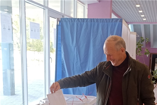 Глава администрации района Иван Михопаров проголосовал на выборах депутатов Красночетайского муниципального округа первого созыва