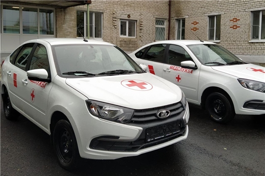 Красночетайская районная больница получила новые санитарные легковые автомобили
