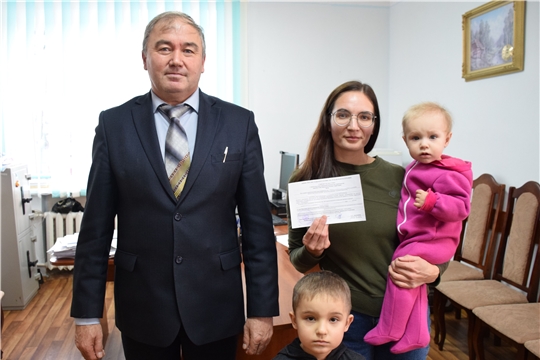 Молодая семья Макаровых стала обладателем свидетельства на приобретение жилья