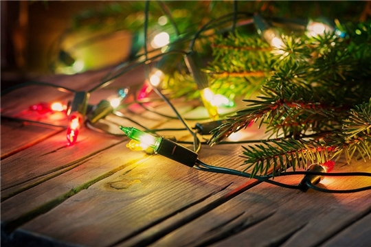 ГКЧС Чувашии о правилах безопасности при украшении новогодней елки электрическими гирляндами
