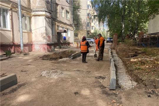 В Ленинском районе продолжаются работы по ремонту существующего асфальтового покрытия на дворовых территориях