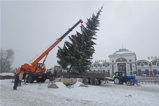 На площади перед железнодорожным вокзалом установили 15-метровую живую ель