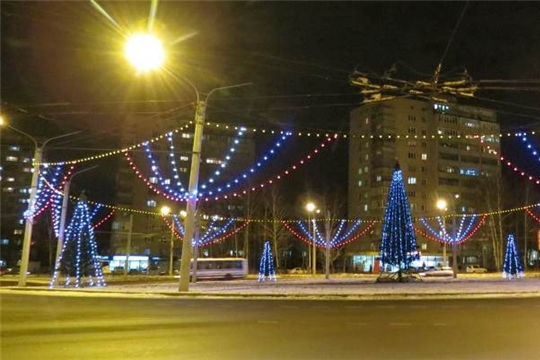 В Ленинском районе к новогодней иллюминации подключают площадки с елями и транспортные кольца