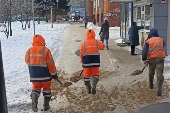 В Ленинском районе продолжается борьба с гололедицей