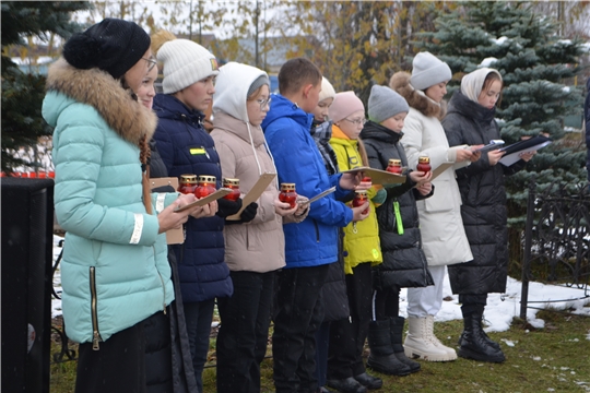 В Мариинско-Посадском районе почтили память жертв пожара в Эльбарусовской школе