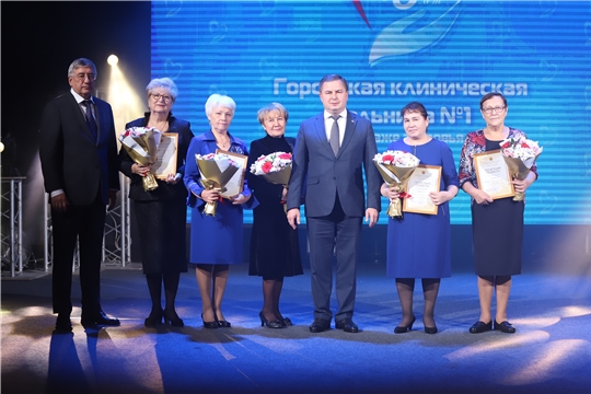 Вице-премьер Правительства Чувашии – министр здравоохранения Владимир Степанов поздравил сотрудников и ветеранов ГКБ №1 с 45-летием учреждения