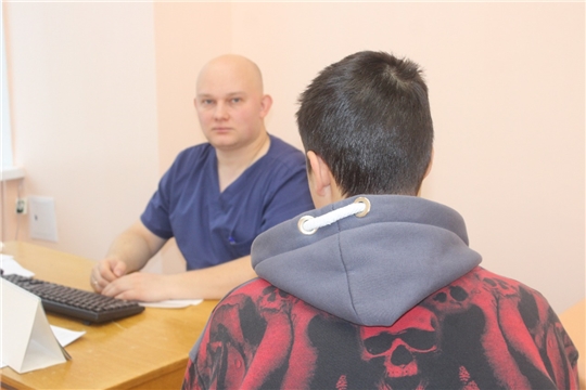 Вот уже больше недели в Алатырской больнице пациентов принимает молодой «земский» травматолог
