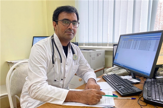 Доктор из Пакистана будет лечить жителей Батыревского района