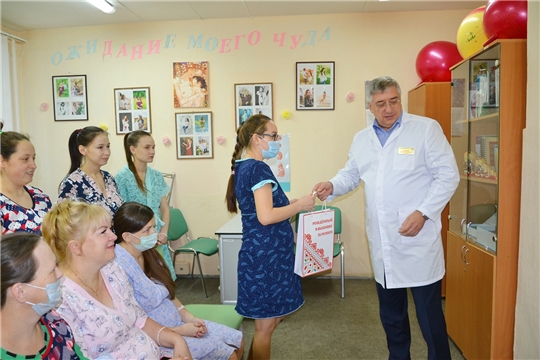 Родившимся детям в День чувашской вышивки начали вручать подарки