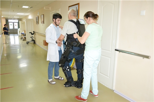 В реабилитационном отделении ГКБ №1 пациенты учатся заново ходить с помощью экзоскелета предпросмотр