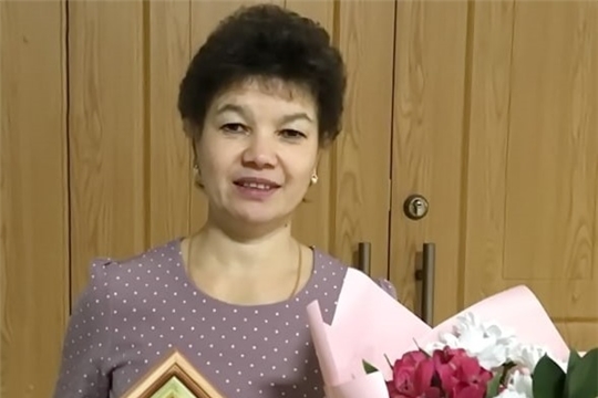 День добровольца: сестра-хозяйка Новочебоксарской стоматологии помогает шить принадлежности для мобилизованных земляков