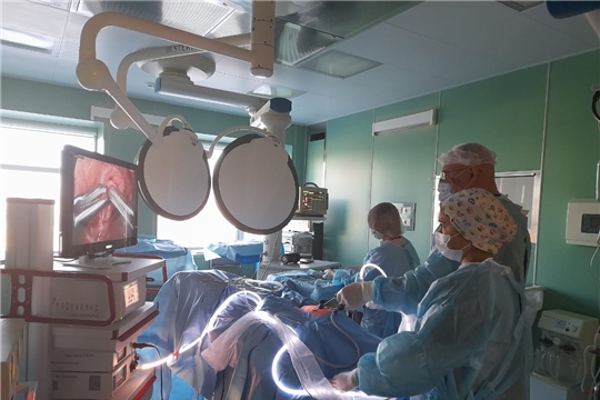 Детский хирург из Москвы Олег Шмыров провел операции 12 маленьким пациентам с урологической патологией