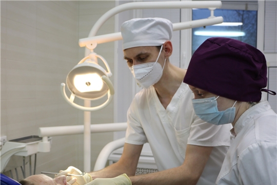Стоматологи-практиканты берут пример с детских хирургов Новочебоксарской стоматполиклиники