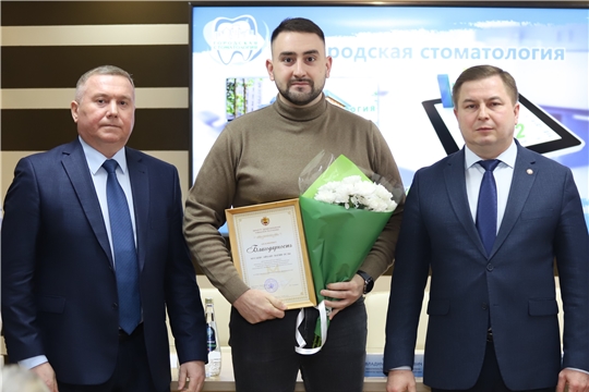 Владимир Степанов вручил награды специалистам городской стоматологии, которые помогли вылечить зубы более 1000 мобилизованным бойцам СВО
