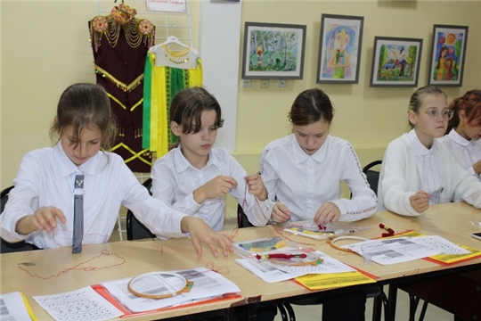 В Детско-юношеской библиотеке состоялся первый мастер-класс из серии «Азбука чувашской вышивки»