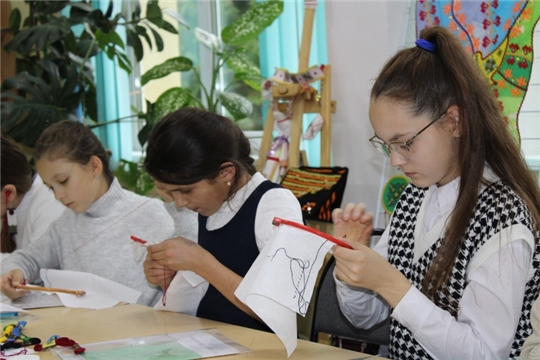 Продолжаются занятия школы чувашской вышивки «Узоры матерей» 