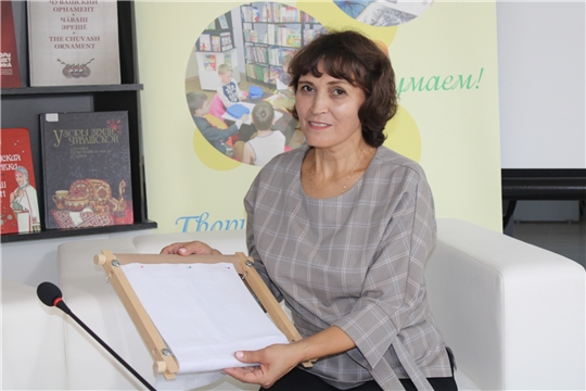 В Детско-юношеской библиотеке продолжается цикл занятий из серии «Волшебство чувашской вышивки»