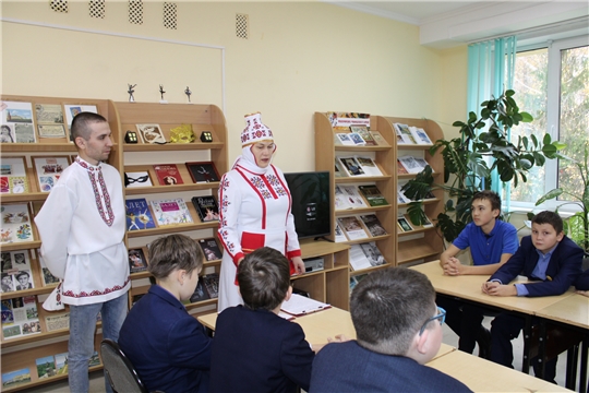 Посетители мультстудии «АнимаТус» изучили особенности чувашской национальной одежды