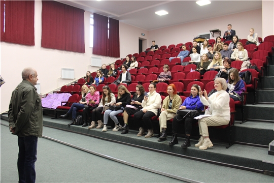 Директор Ереванского театра кукол Рубен Бабаян встретился со студентами-журналистами ЧГУ