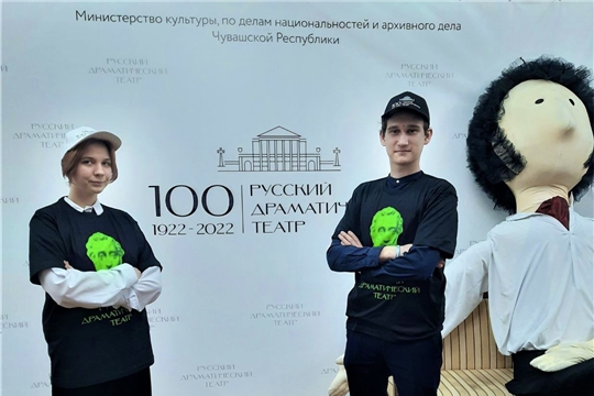 В Русском драмтеатре поздравили 41-го и 42-тысячного обладателей билетов, приобретенных по «Пушкинской карте»