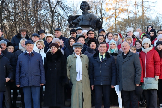 Министр культуры Чувашии Светлана Каликова возложила цветы к бюсту Михаила Сеспеля