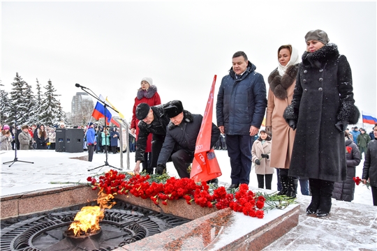 В  День Героев Отечества возложили цветы к Монументу Славы  