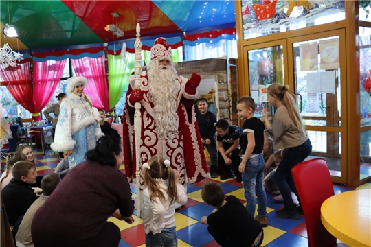 Дед Мороз и Снегурочка из Чувашии поздравили детей Тореза с Новым Годом и Рождеством