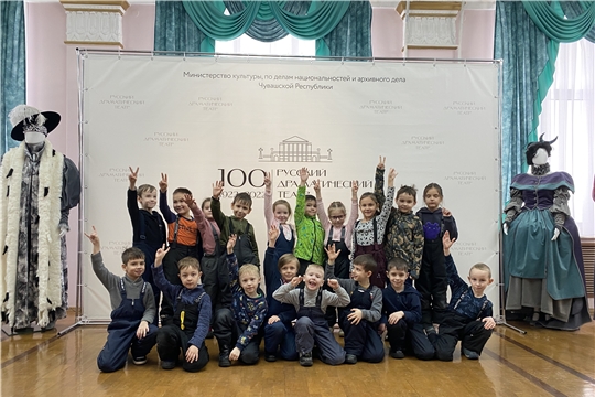 Русский драмтеатр проводит экскурсии для юных зрителей thumbnail