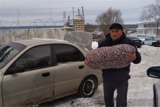 Пять мешков выращенного в хозяйстве чеснока передал мобилизованным житель Комсомольского района